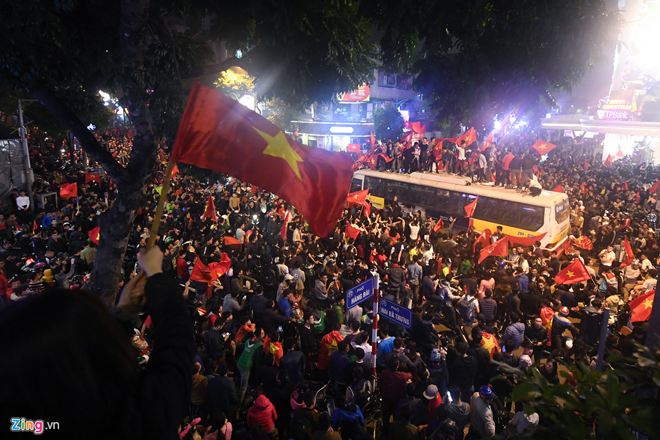 CĐV quá khích nhảy nóc xe buýt ăn mừng bóng đá U23 Việt Nam